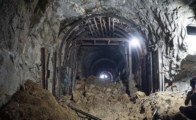 Dùng bê tông vá sạt lở hầm đường sắt dài nhất Việt Nam